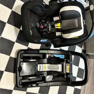 Graco Black and White Infant Car Seat